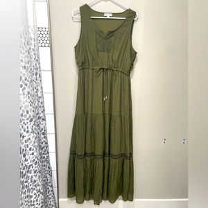 Long green dress with cute lace. Size LARGE.